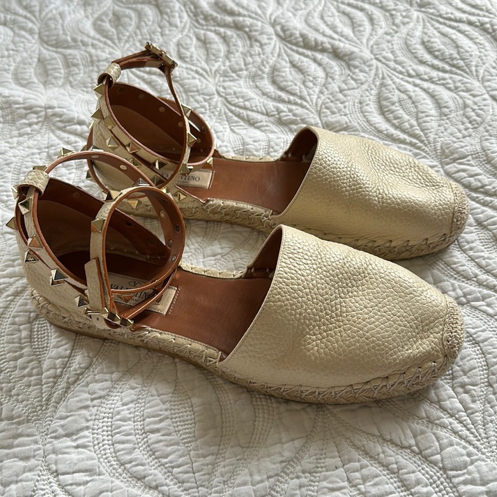 VALENTINO GARAVANI white flat espadrilles with rock studs